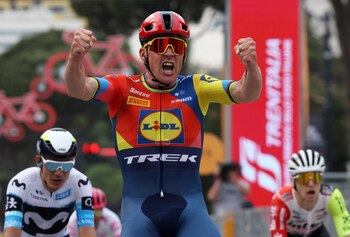 El momento donde Mads Pedersen lgana la primera etapa del Giro de Italia - crédito Florion Goga / REUTERS