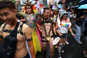 La gente baila durante el