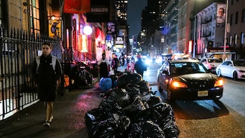 Nueva York retirará las bolsas de basura de las calles en seis distritos y usará contenedores cerrados antes de 2027