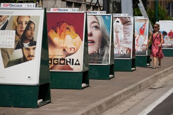 Carteles de películas afuera del