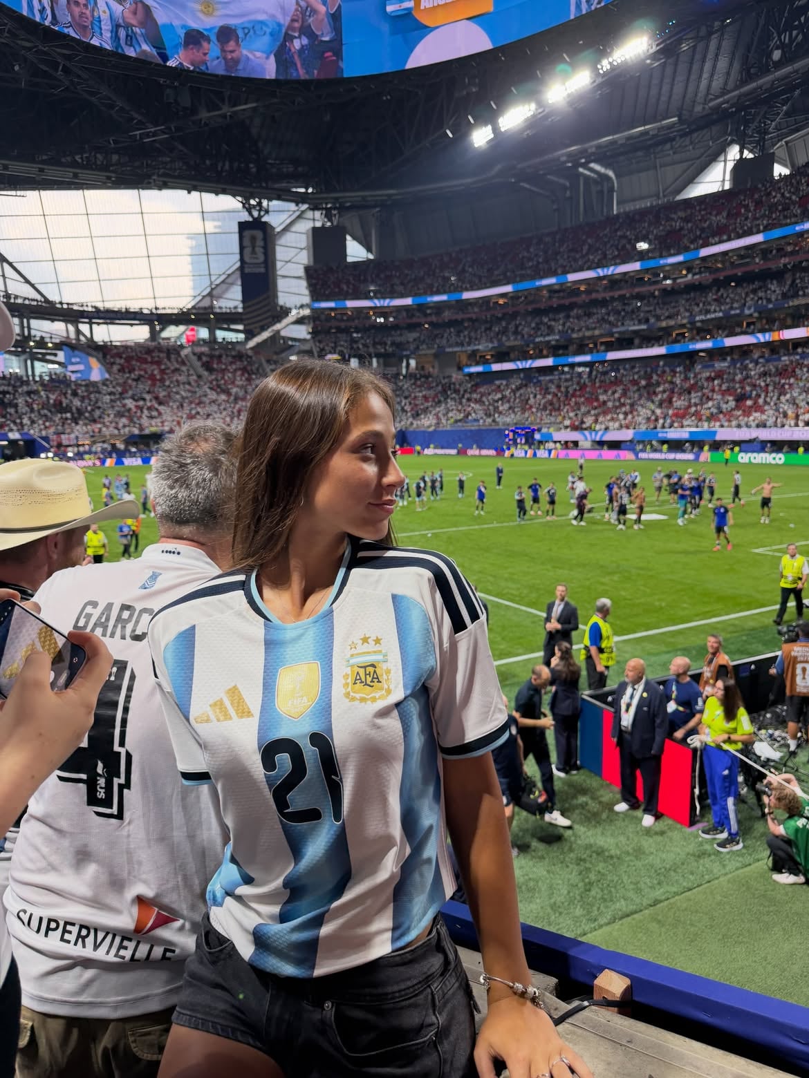 Otra de las imágenes subida por la mujer en medio de un partido de la Selección (Instagram: @clari_cremaschi)