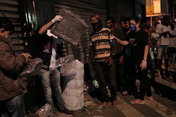 Voluntarios le dan a un