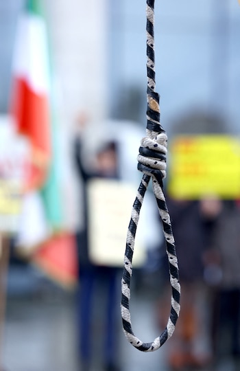 En la imagen se ve una soga mientras los simpatizantes del Consejo Nacional de Resistencia de Irán se reúnen en Berlín (Alemania), el 14 de noviembre de 2024, para protestar contra la pena de muerte en su país de origen y para pedir que el Cuerpo de la Guardia Revolucionaria Islámica sea declarado organización terrorista (REUTERS/Lisi Niesner)