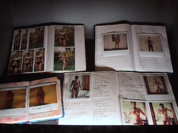 Cuatro cuadernos abiertos contienen fotografías de una mujer en ropa interior y textos manuscritos con fechas y listas de alimentos