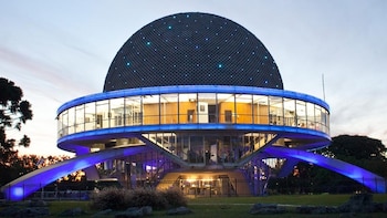 El Planetario Galileo Galilei en Palermo ofrece funciones gratuitas, observaciones con telescopios y charlas didácticas sobre astronomía para chicos (GCBA)
