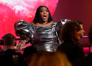 Lizzo recibe el premio a