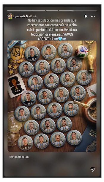Un collage en madera con 26 insignias circulares de futbolistas argentinos, rodeadas por símbolos como el trofeo de la Copa del Mundo, el escudo de la AFA y un mate