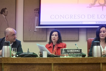 31/03/2026 La ministra de Defensa, Margarita Robles, comparece ante la Comisión Mixta de Seguridad Nacional, en el Congreso de los Diputados, a 31 de marzo de 2026, en Madrid (España). Robles comparece a petición del Partido Popular para informar de las repercusiones para la seguridad nacional de las decisiones adoptadas por el Gobierno en relación con el ataque contra Irán llevado a cabo por Estados Unidos e Israel hace justo un mes. La comparecencia tiene lugar después de que el Gobierno haya cerrado el espacio aéreo español a los vuelos de aviones implicados en la llamada operación 'Furia Épica', tanto los que utilicen las bases militares de Rota y Morón, como los que sobrevuelen España desde Reino Unido o Francia.
POLITICA
Jesús Hellín - Europa Press