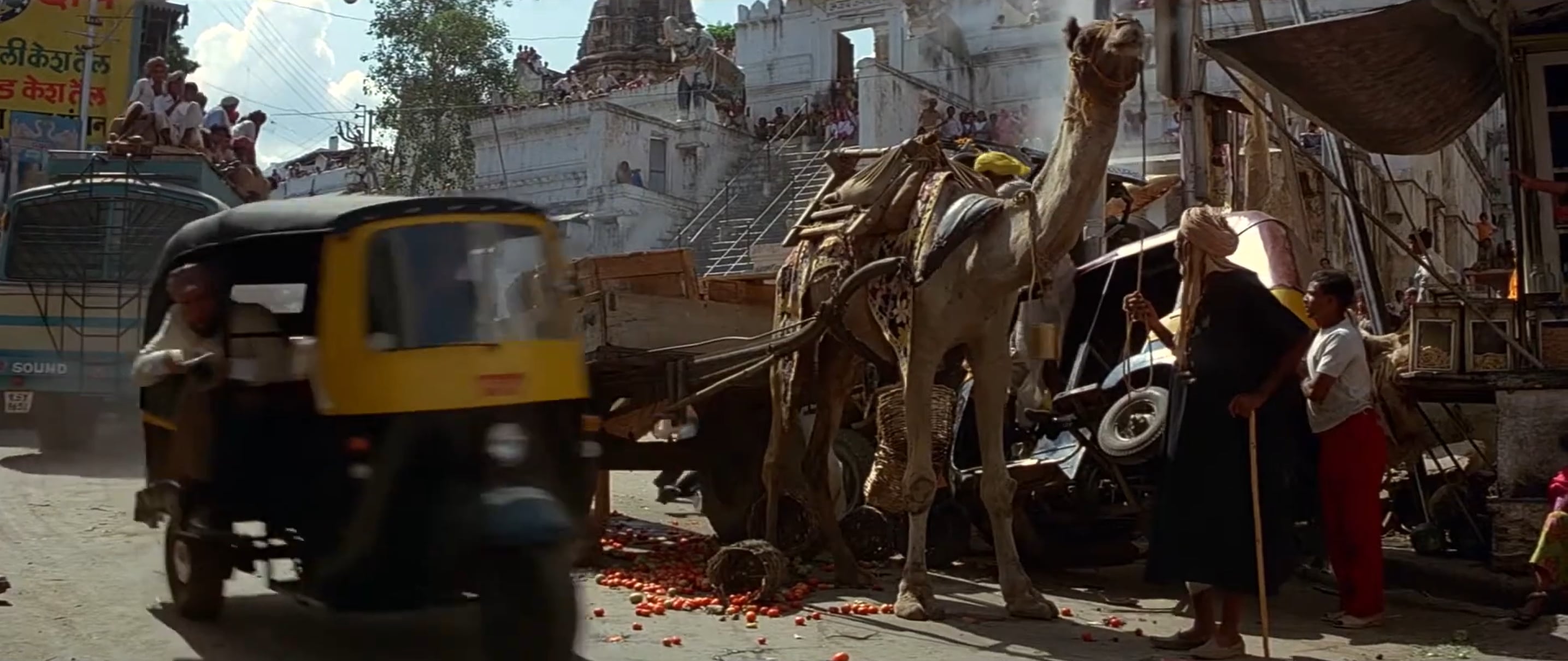 El agente James Bond escapó de sus perseguidores a bordo de un triciclo Bajaj RE por las calles de Udaipur (Captura de pantalla)