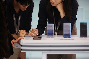 De acuerdo con las imágenes filtradas, ambos equipos tendrían que estar conectados por Bluetooth y Wi-Fi.
REUTERS/Kim Hong-Ji