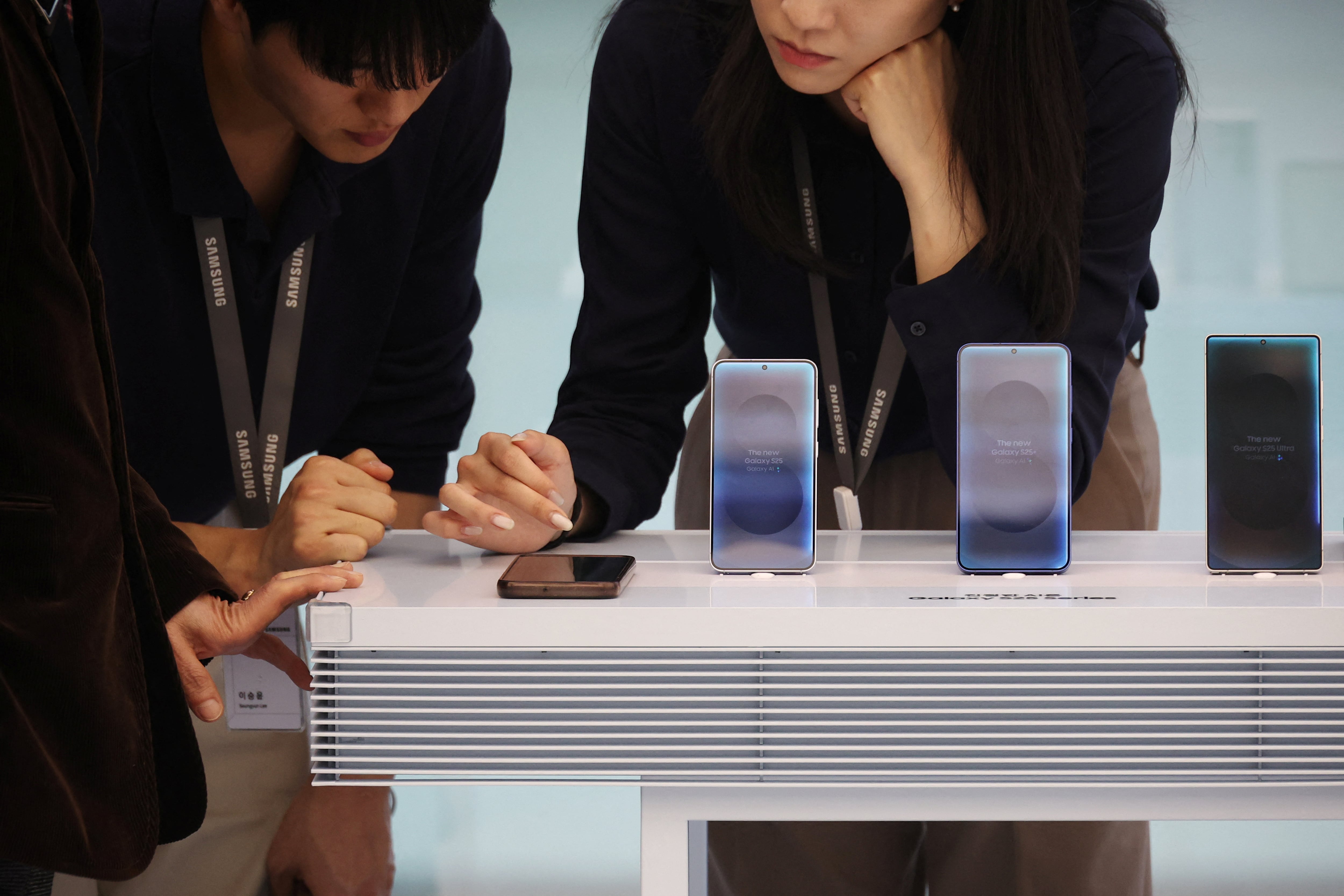De acuerdo con las imágenes filtradas, ambos equipos tendrían que estar conectados por Bluetooth y Wi-Fi.
REUTERS/Kim Hong-Ji