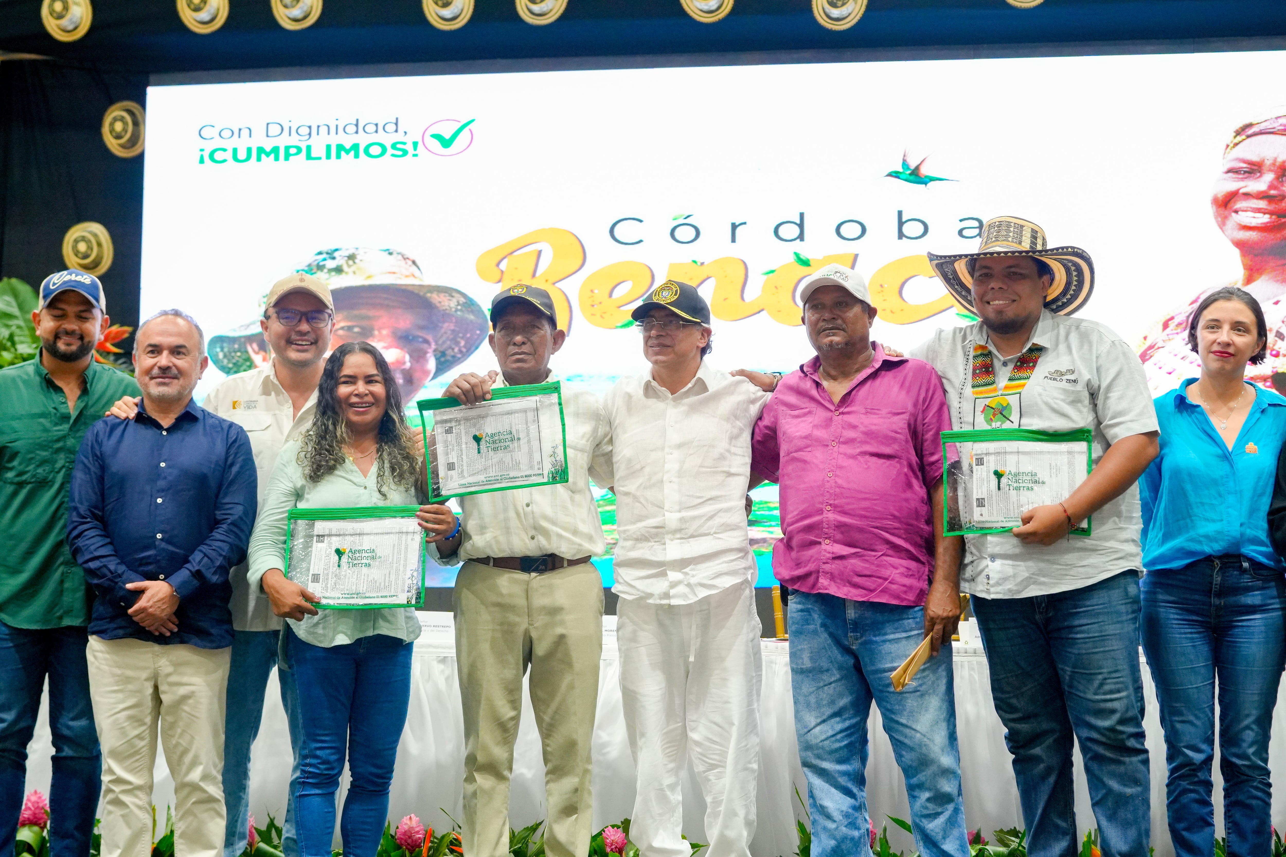 Primeros beneficiados de la adjudicación de tierras - crédito Presidencia de la República