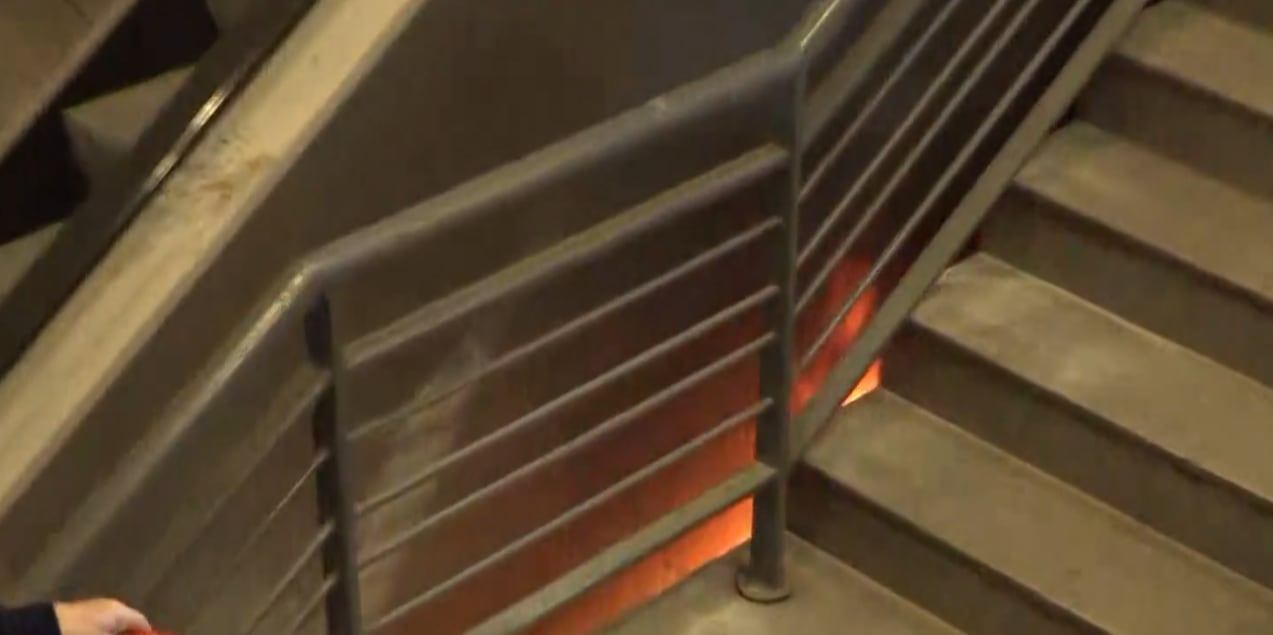 El fuego se inició en una de las escaleras mecánicas de la estación