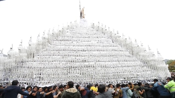 Fieles acompañan al señor de