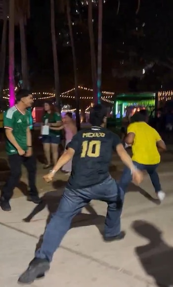 El hombre con la camiseta de México primero confrontó a otro aficionado y luego empujó al seguidor colombiano - crédito Captura video