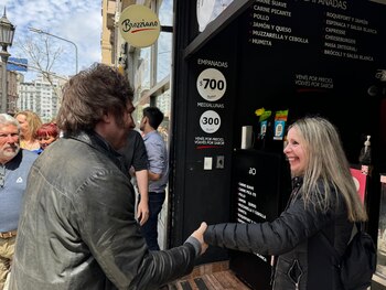 Javier Milei también saludó a otros vecinos de la zona