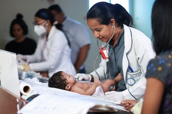 La primera sesión del encuentro analizó la transformación digital y el uso de datos para anticipar necesidades y optimizar la atención médica. REUTERS/Erika Santelices