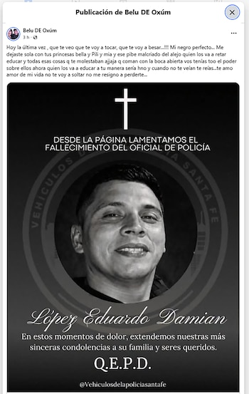 Publicación de Facebook con un mensaje de despedida y una imagen en blanco y negro del rostro de un hombre sonriente dentro de un círculo. Una cruz blanca se ubica sobre él y hay texto en español lamentando el fallecimiento de un oficial de policía