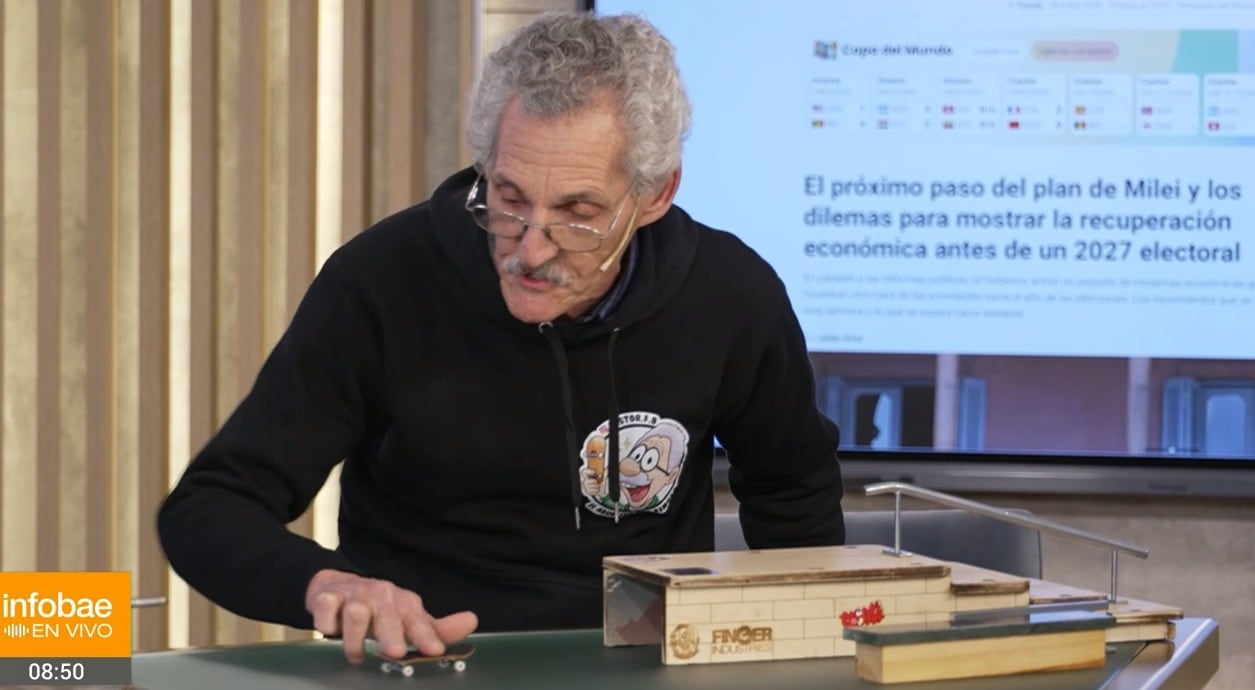 A los 74 años, Néstor Videla se convirtió en una figura reconocida del fingerboard y sumó millones de reproducciones en redes sociales (Captura de video)