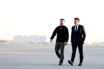 Zelensky y Macron viajaron juntos a Bruselas para la cumbre de la UE. (Mohammed Badra/REUTERS)