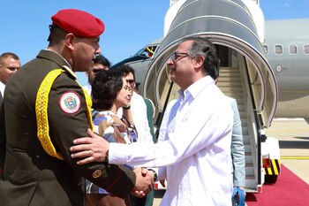 Gustavo Petro fue recibido por