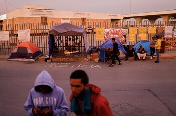 Migrantes acampan fuera del centro