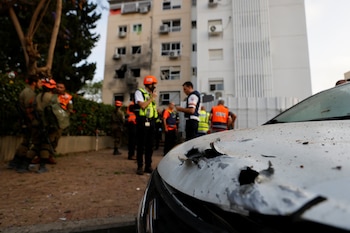 Médicos y soldados israelíes parados