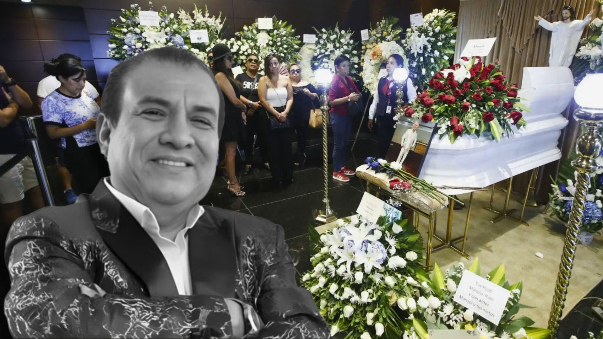 Féretro de Manolo Rojas en la sala VIP del Gran Teatro Nacional, rodeado de flores y mensajes de afecto.