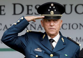 La iniciativa del presidente López Obrador fue aprobada con 71 votos a favor, 21 en contra y una abstención, en medio de las críticas de la oposición, que han calificado la medida de “berrinche” a causa de la reciente detención en suelo estadounidense Salvador Cienfuegos (Foto: REUTERS/Henry Romero)