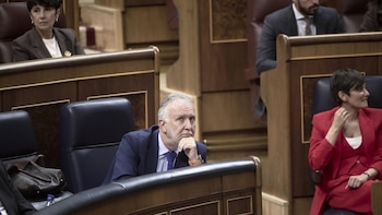El Gobierno confía en que Zapatero pueda demostrar su inocencia y añade: "El tiempo pondrá las cosas en su sitio"