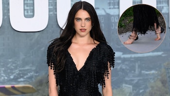Sandalias sin suela: el arriesgado look de Margaret Qualley con el calzado viral de Chanel