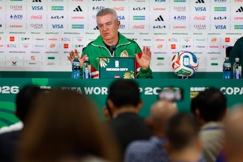 El seleccionador de México Javier Aguirre habla en una rueda de prensa este lunes, en Ciudad de México (México). EFE/ Sashenka Gutiérrez