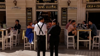La actividad del sector privado español cae por primera vez en dos años y alerta de un posible enfriamiento de la economía