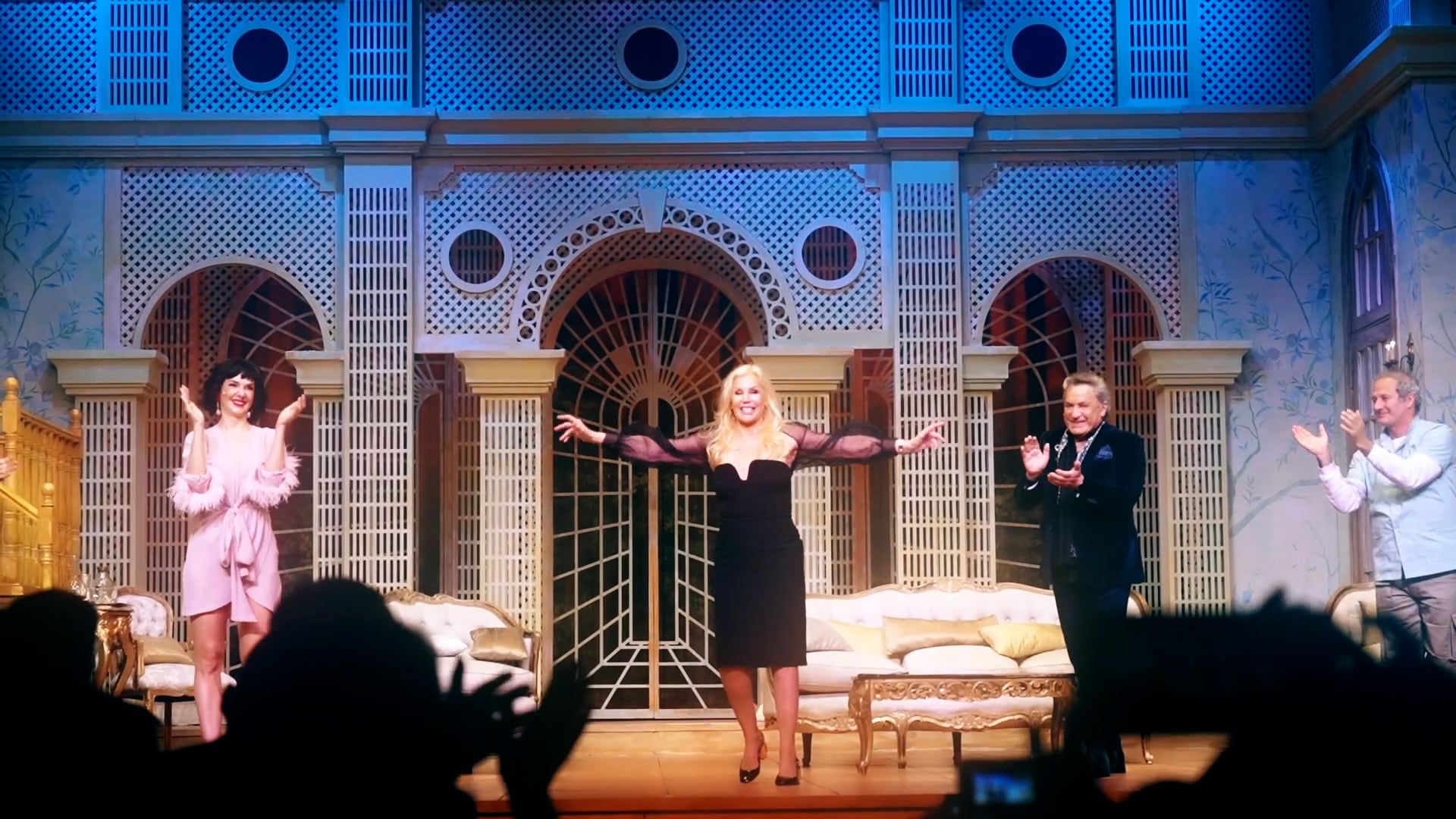 Susana y Antonio en el saludo final de Piel de Judas, junto a Julieta Nahir Calvo y David Masajnik en Uruguay