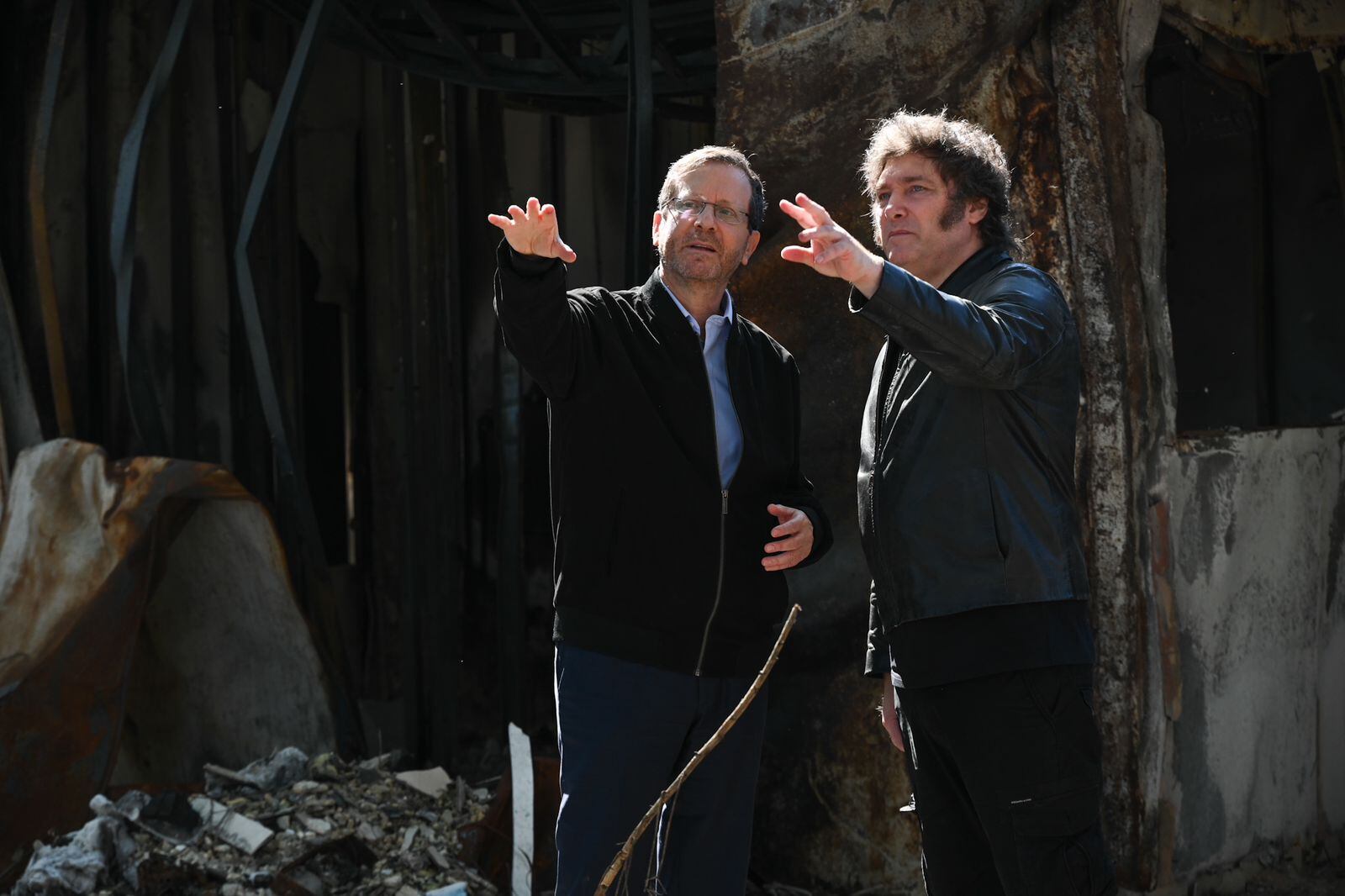 El presidente de Israel Isaac Herzog y el presidente de Argentina, Javier Milei, durante su visita a Nir Oz, el kibbutz atacado por Hamas en octubre de 2023