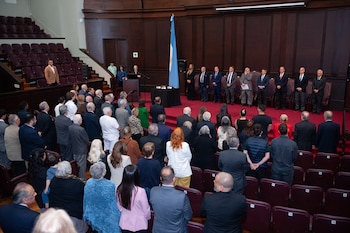 Autoridades, premiados y público, durante