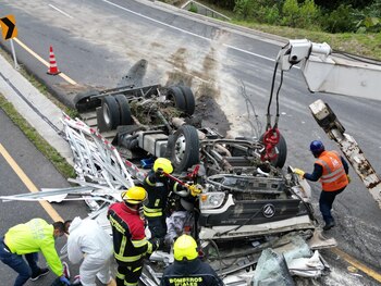 El camión se volcó y