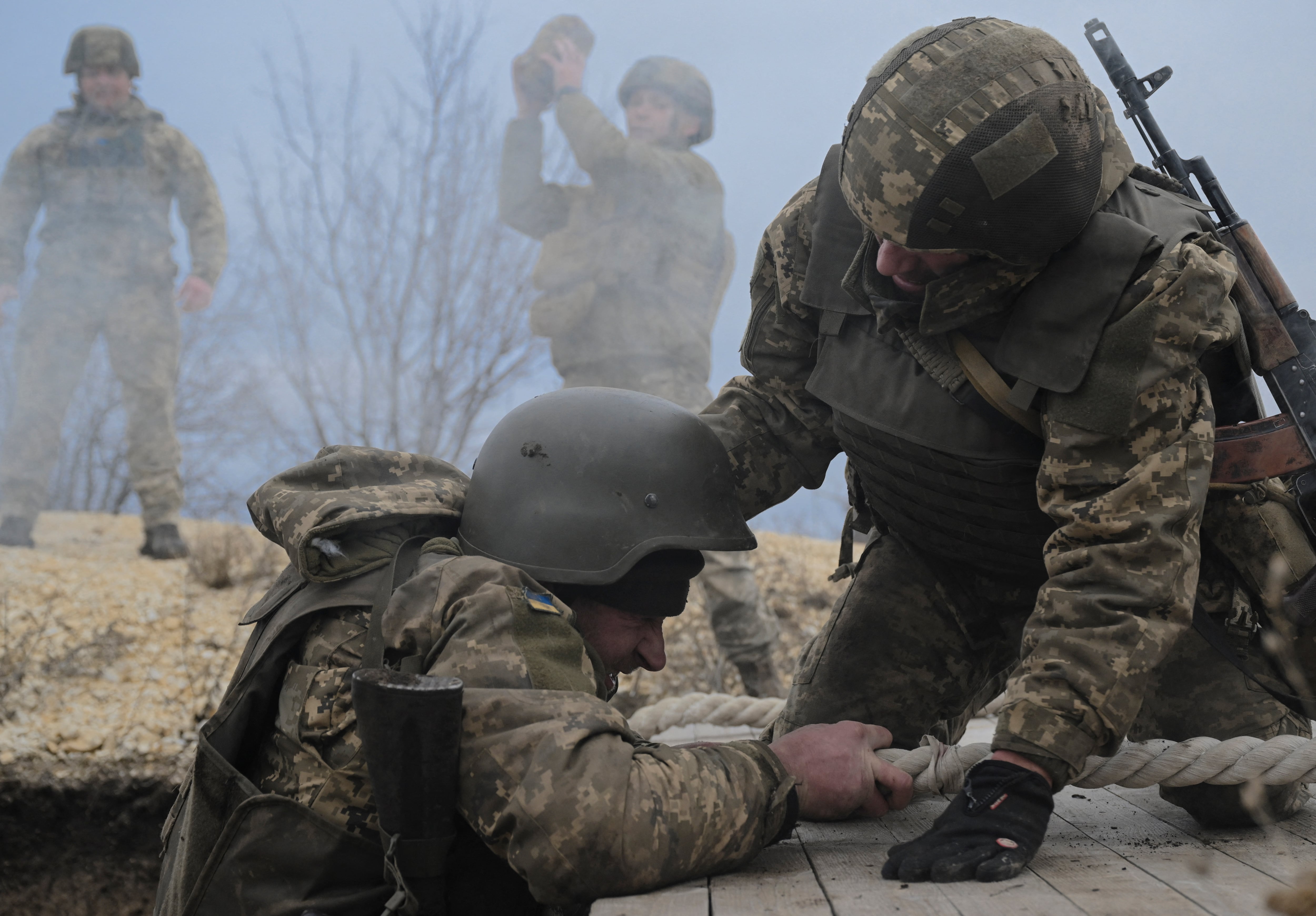 Soldados de la 81ª Brigada Aeromóvil Independiente de Ucrania participan en ejercicios militares en las proximidades de Siversk, en el este del país (REUTERS/Viacheslav Ratynskyi)