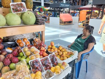 El flujo de frutas importadas desde Estados Unidos y Guatemala sostiene parte de la oferta, aseguran vendedores./(Roxana Lemus)