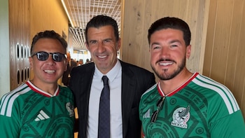 Samuel García junto a Pablo Lemus y Luís Figo en el Estadio Azteca. (Foto: X/@samuel_garcias)