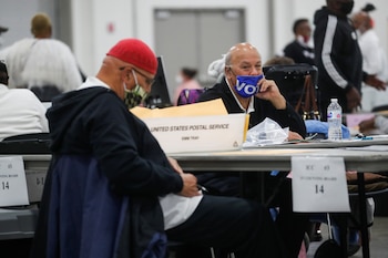 Personas usan mascarilla durante las elecciones presidenciales de Estados Unidos. Foto: REUTERS/Shannon Stapleton