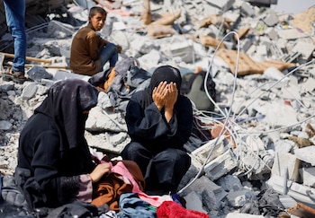 Una mujer palestina llora mientras inspecciona el lugar donde se ha producido un ataque israelí contra una casa en Khan Younis. (REUTERS/Mohammed Salem)