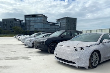 La filial de vehículos eléctricos del endeudado gigante inmobiliario chino Evergrande anunció la detención de su director ejecutivo por "sospechas de delitos ilegales" (REUTERS/ARCHIVO)