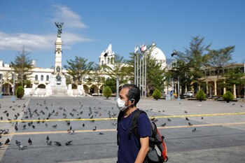 Un hombre camina por la