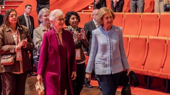 La reina Sofía se reencuentra con su amiga Muna de Jordania en Lyon: su buena sintonía y su compromiso compartido