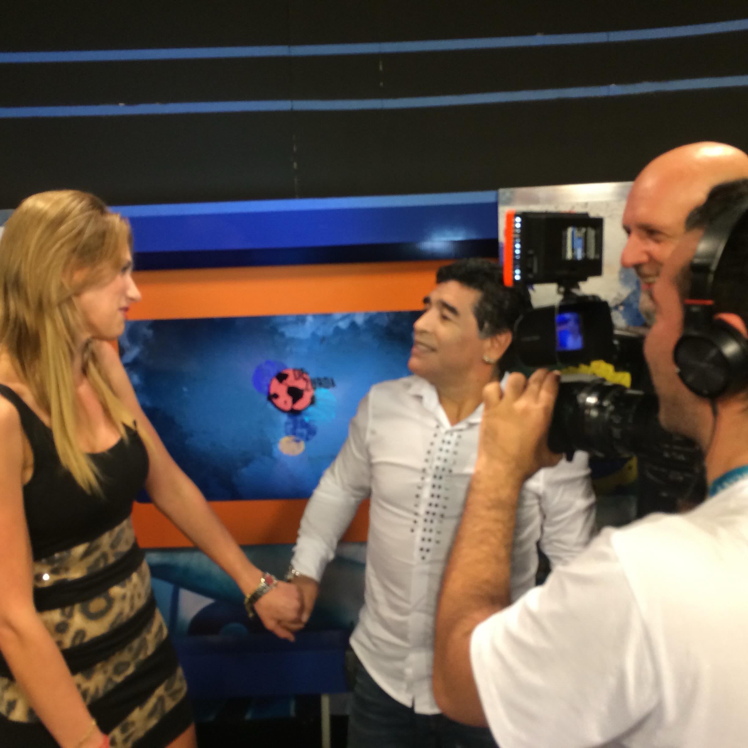 Diego Maradona y la periodista Alina Moine se toman de la mano frente a los camarógrafos