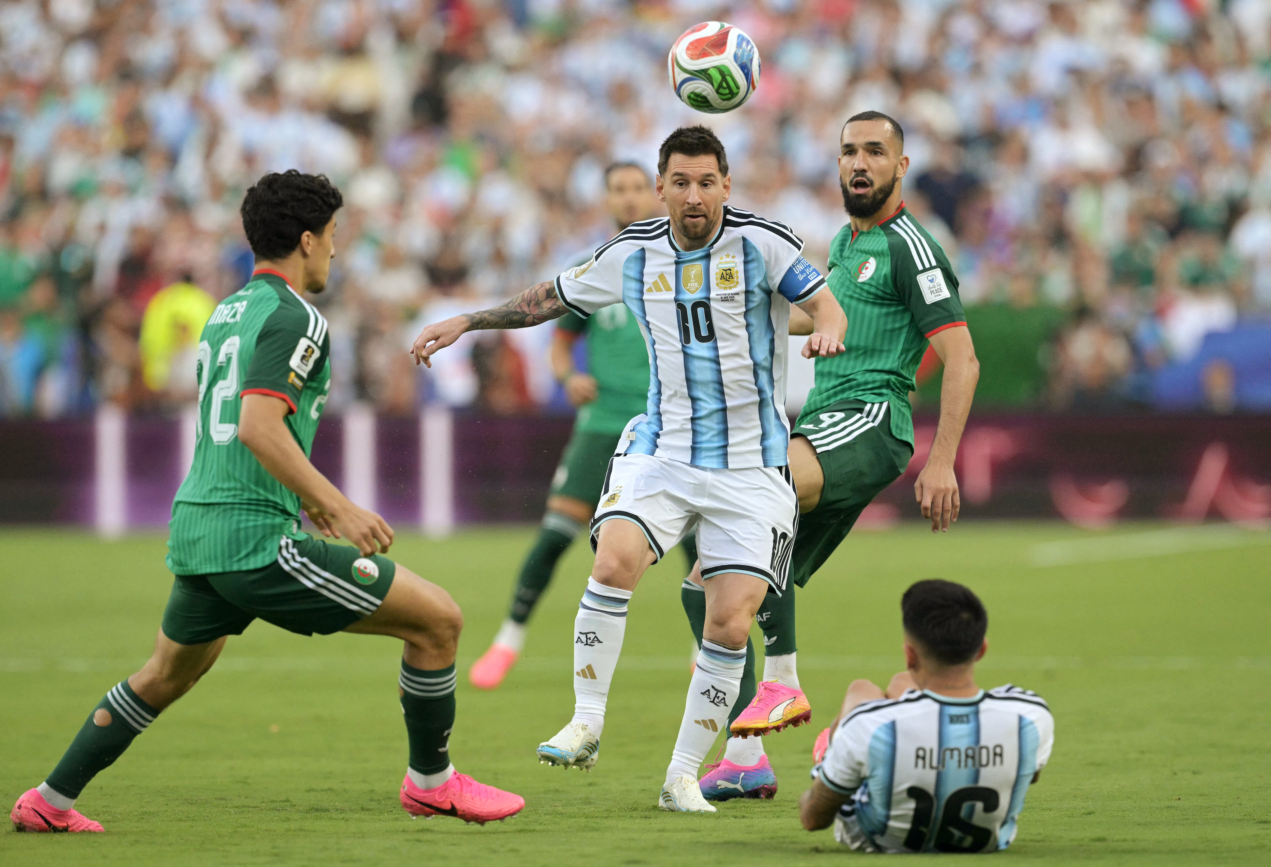Lionel Messi votó por Ibrahim Maza, a quien enfrentó en el Mundial en el choque ante Argelia (Photo by JUAN MABROMATA / AFP)