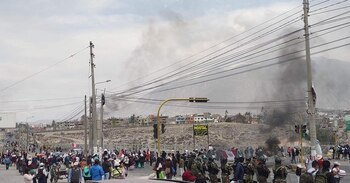 Cientos de manifestantes tomaron las instalaciones del Aeropuerto Internacional de Arequipa.