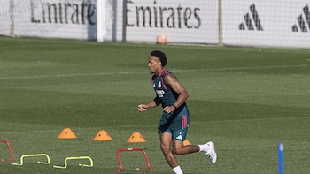 El central brasileño del Real Madrid Éder Militao vuelve a entrenar con el grupo