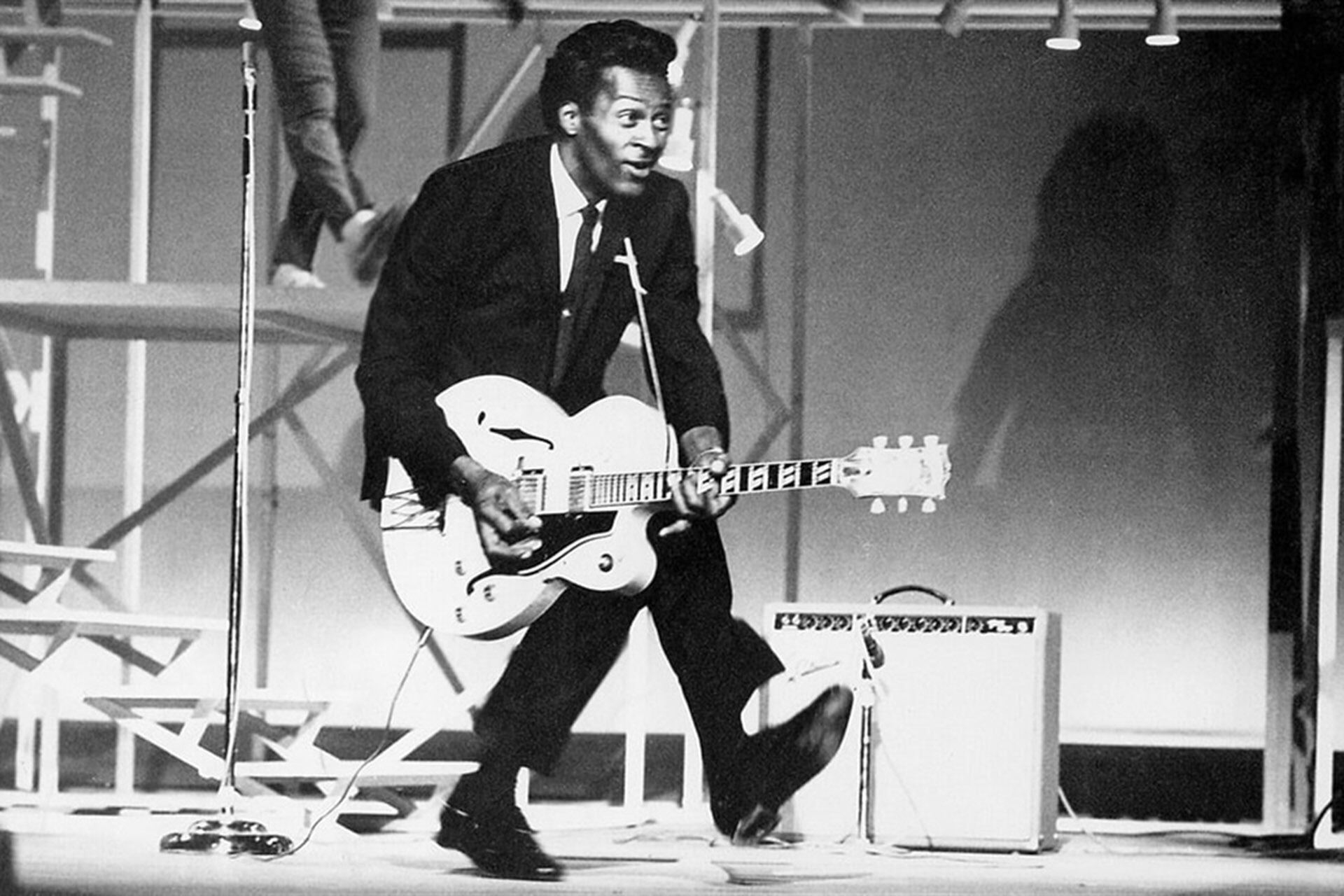 Chuck Berry inspiró tanto el estilo de guitarra de Angus Young como el famoso